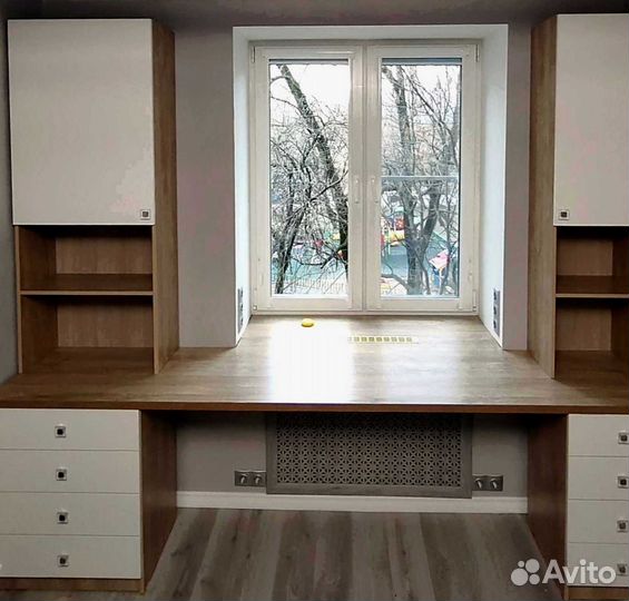 Рабочая зона в углу у окна