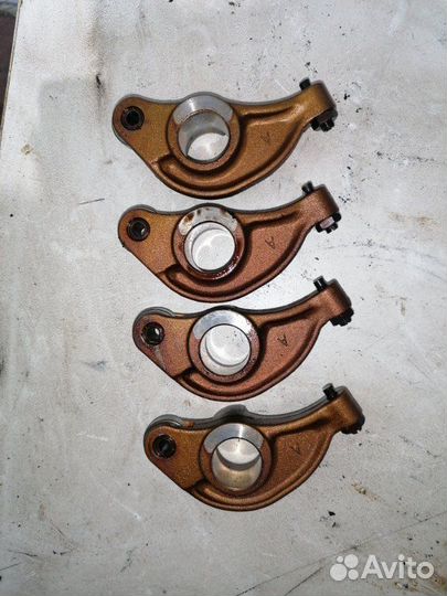 Коромысло впускного клапана левое Mitsubishi