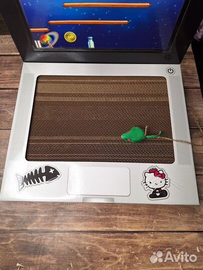 Картонная когтеточка для котов с игрушкой