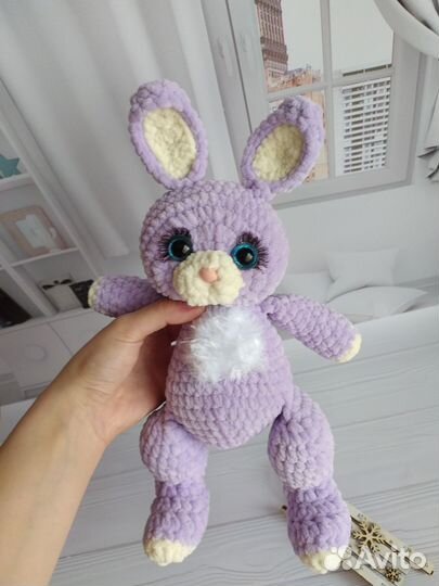 Плюшевый вязаный зайчик
