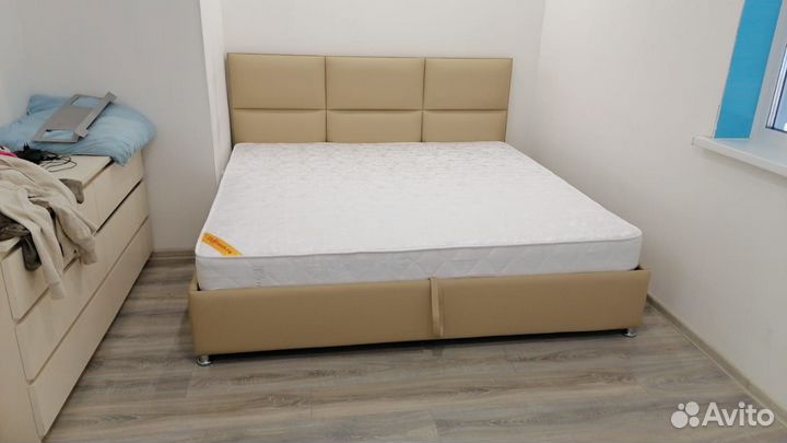 Кровать с матрасом