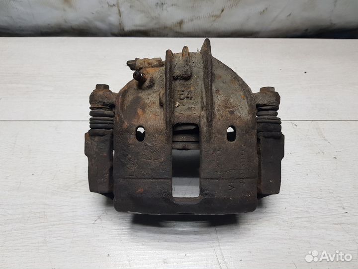 Суппорт передний правый Mitsubishi Carisma 2003г