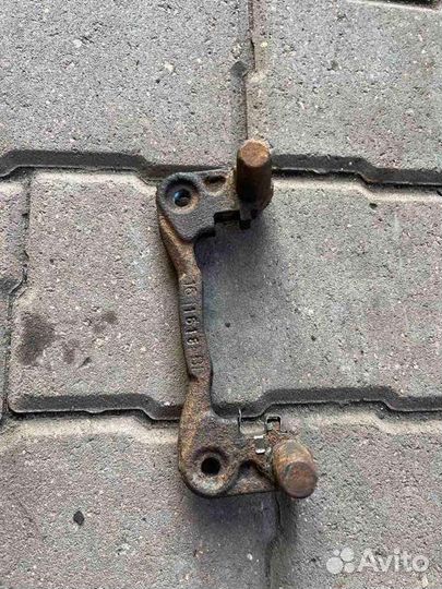 Скоба суппорта Mitsubishi Lancer