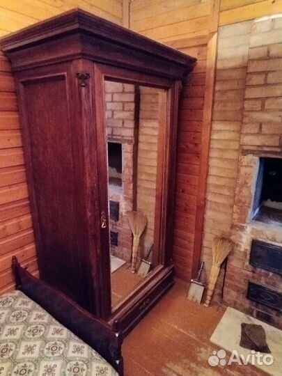 Антикварный платяной шкаф