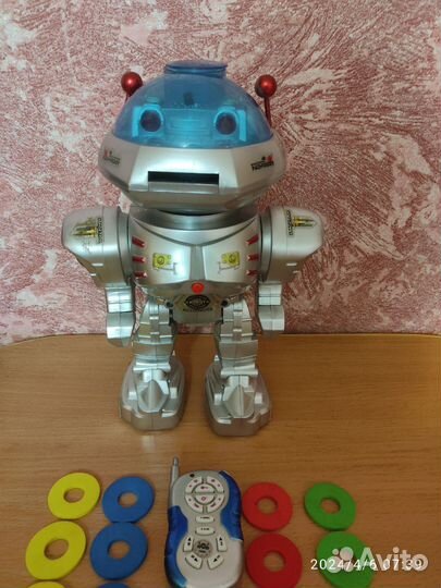 Игрушка робот стреляет пульками