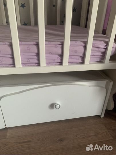 Детская кроватка с маятником и ящиками белая