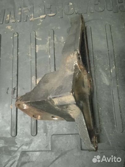 Кронштейн двигателя правый Toyota Corolla