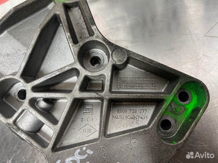 Кронштейн двигателя правый Renault Scenic III 1.5