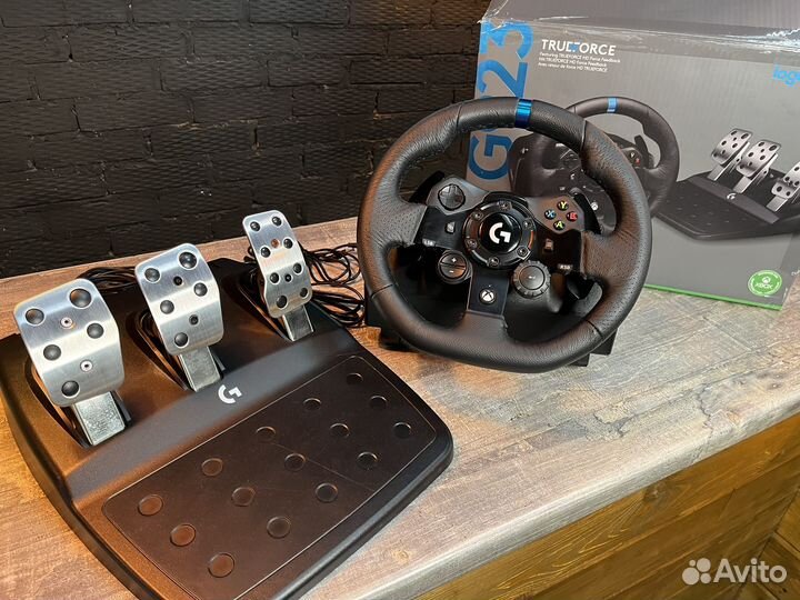 Игровой руль Logitech G923 с тремя педалями