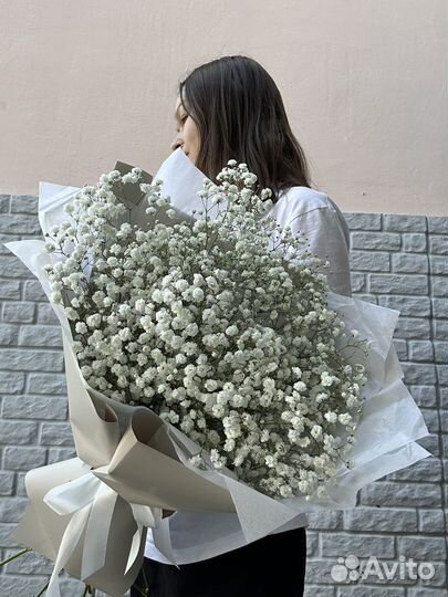 Букет из гипсофилы в серой упаковке