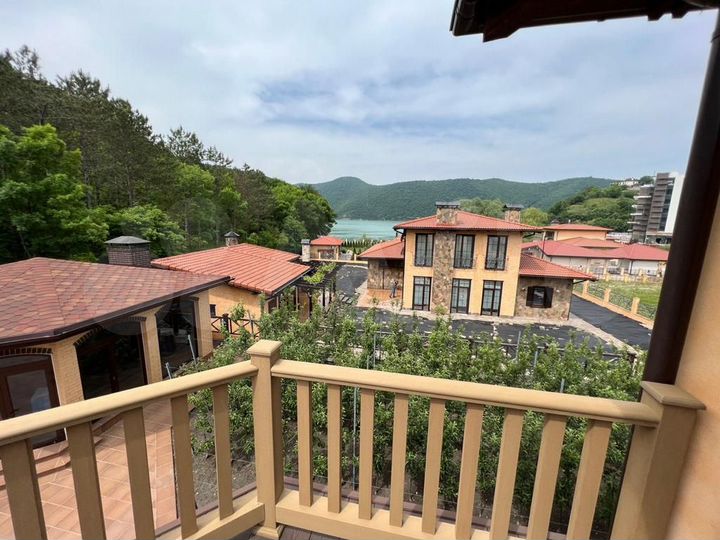 Коттедж 262 м² на участке 11,1 сот.