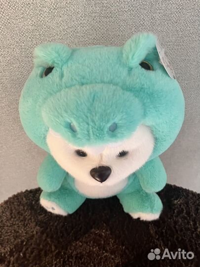 Плюшевый мишка в капюшоне дракона