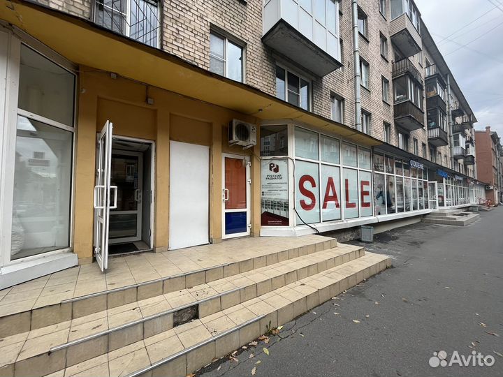 Сотрудник пункта выдачи заказов озон