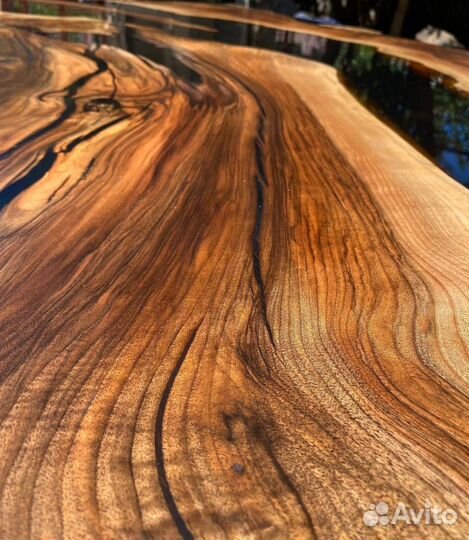 Стол из эпоксидной смолы и слэба