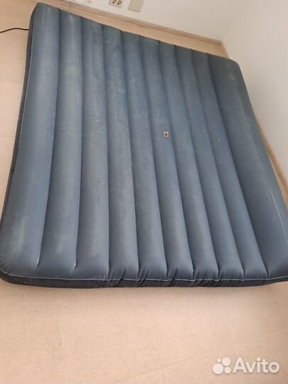 Матрас надувной Intex со встроенным насосом