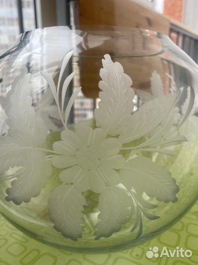 Большая стеклянная ваза