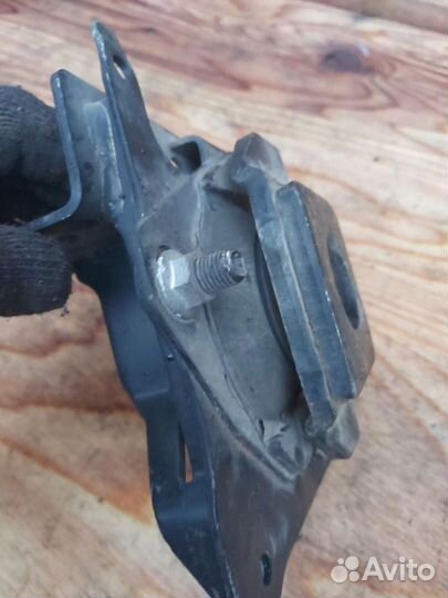 Подушка крепления двигателя левая Toyota Prius 2