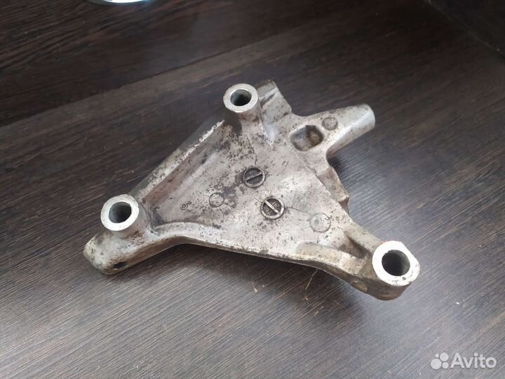 Кронштейн опоры двигателя Ниссан блюберд HU14