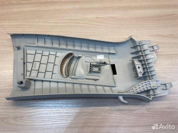 Обшивка средней стойки левая Skoda Rapid