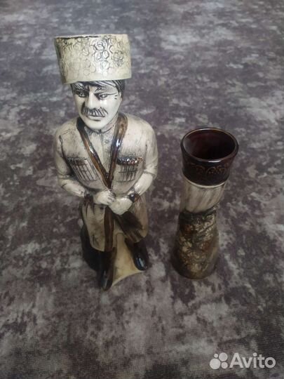 Бутылка и рог под Вино
