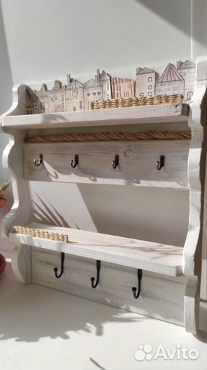 Ключница настенная деревянная белая с полкой