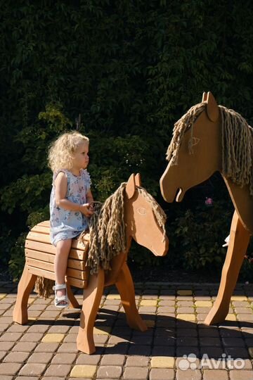 Лошадка деревянная. Ландшафтный интерьер