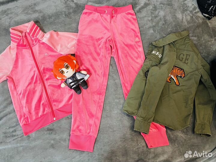 Пакет фирменных вещей на доставке