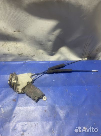 Замок двери задний правый subaru forester sg5 9