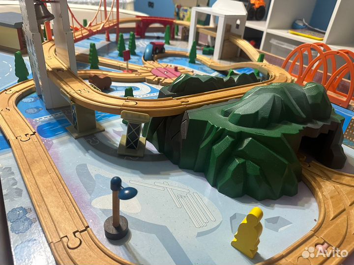 Игровой стол с железной дорогой ELC