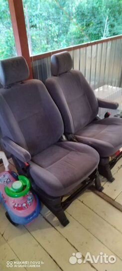 Передние сиденья для Тойота Вокси 2002год