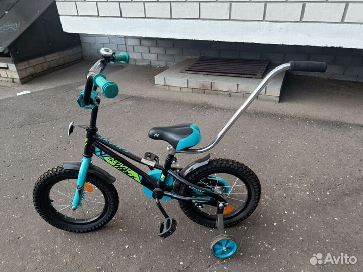 Детский велосипед с родительской ручкой