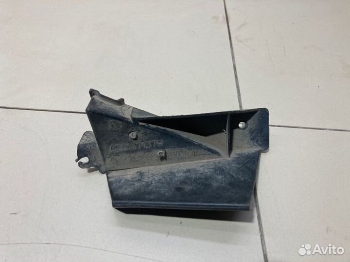 Дефлектор радиатора передний левый Renault Sandero