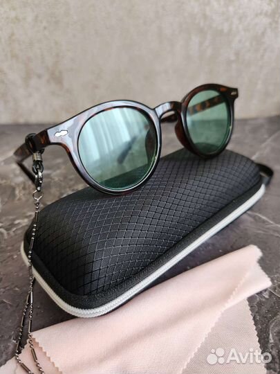 Солнцезащитные очки с чехлом и цепочкой новые