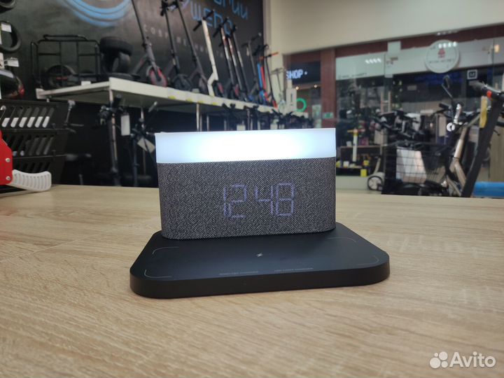 Часы с беспроводной зарядкой и ночником VFZ