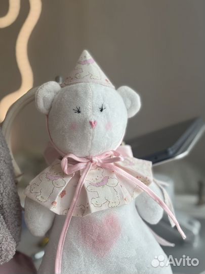 Белый мишка в колпаке ручная работа