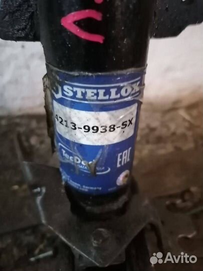 Стойка амортизатора передняя левая Nissan Terrano