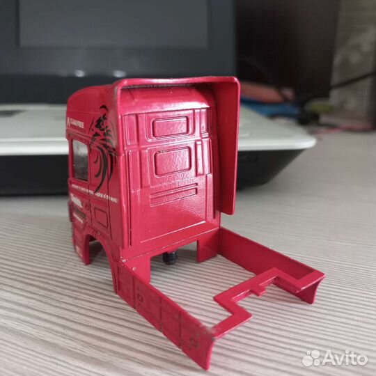 Кабина Scania v8 r731 1/89 тягач Welly запчасть