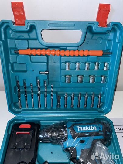 Шуруповерт makita 38 V с кейсом и набором бит