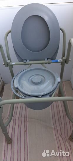 Кресло- туалет для пож людей с мягк подлокотниками