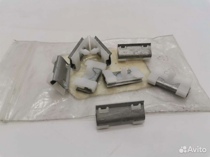 Крепёж боковых молдингов лобового стекла BMW E38