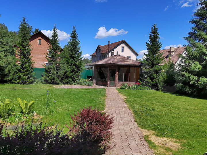 Коттедж 460 м² на участке 64 сот.