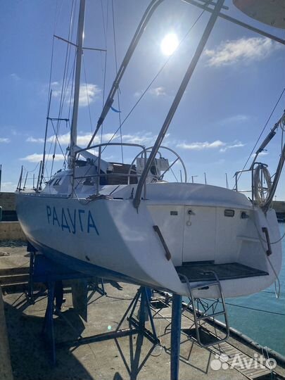 Парусно-моторная яхта