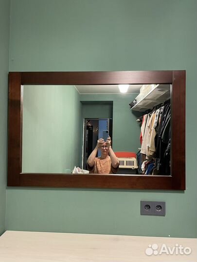 Зеркало в деревянной раме