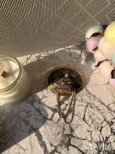 Необычная брошь с цепочками галиотис позолота