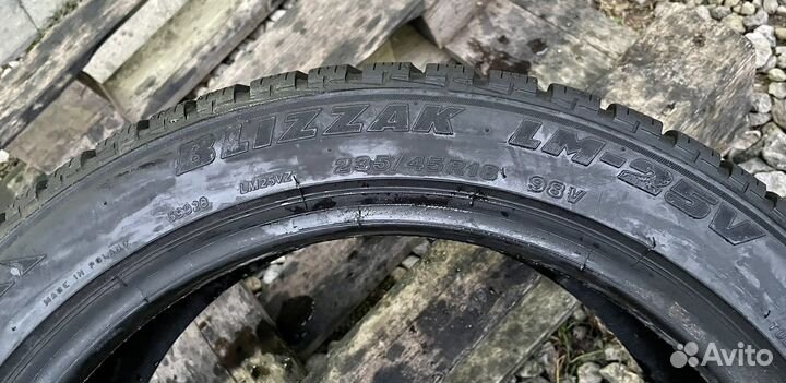 Bridgestone Blizzak LM-25 235/45 R18