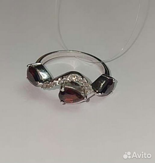 Серебряное кольцо с гранатами