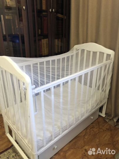 Детская кровать с маятником в состоянии новой