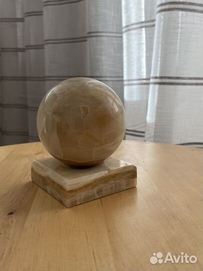 Шар на подставке из оникса