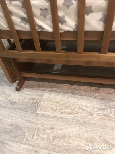 Детская кроватка с маятником