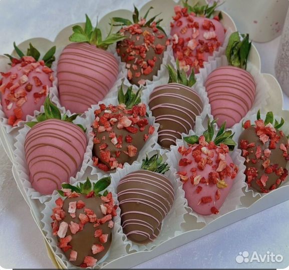 Клубника в шоколаде коробочки и букеты